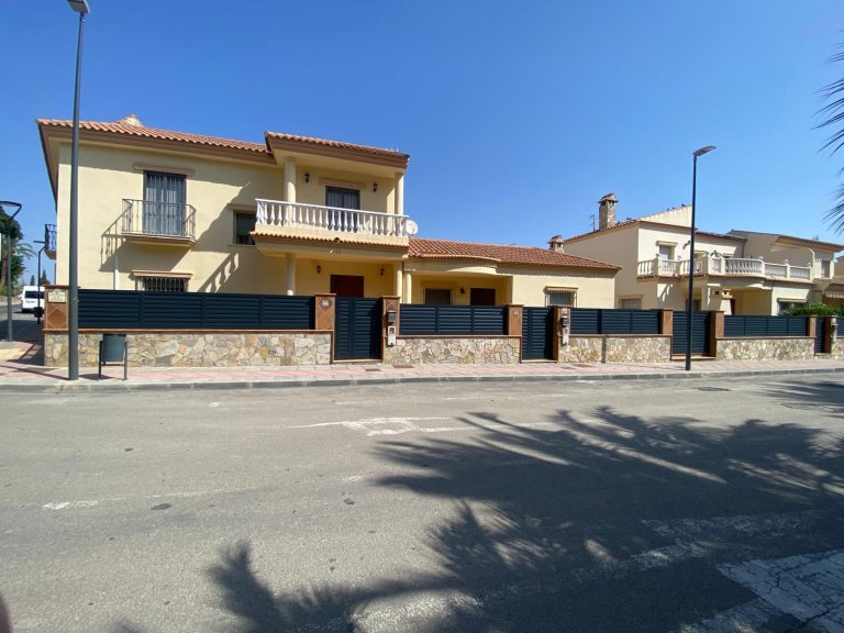 Cerramiento metálico de aluminio para chalet en Águilas, Pulpí y Cuevas del Almanzora