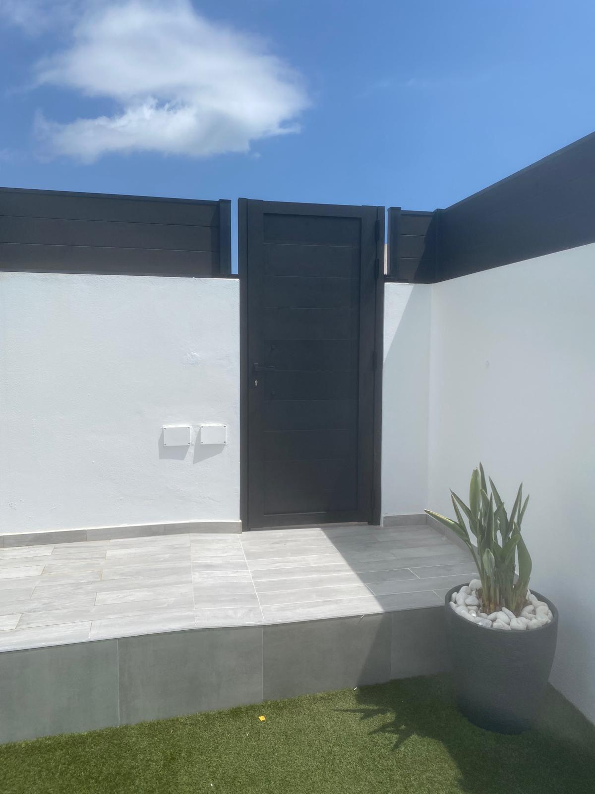Puerta de aluminio gris antracita para patio exterior