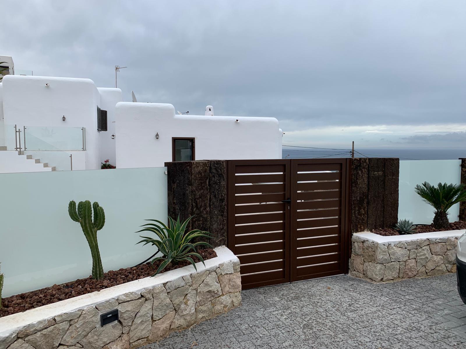 Puerta peatonal de aluminio gris antracita para entrada de vivienda