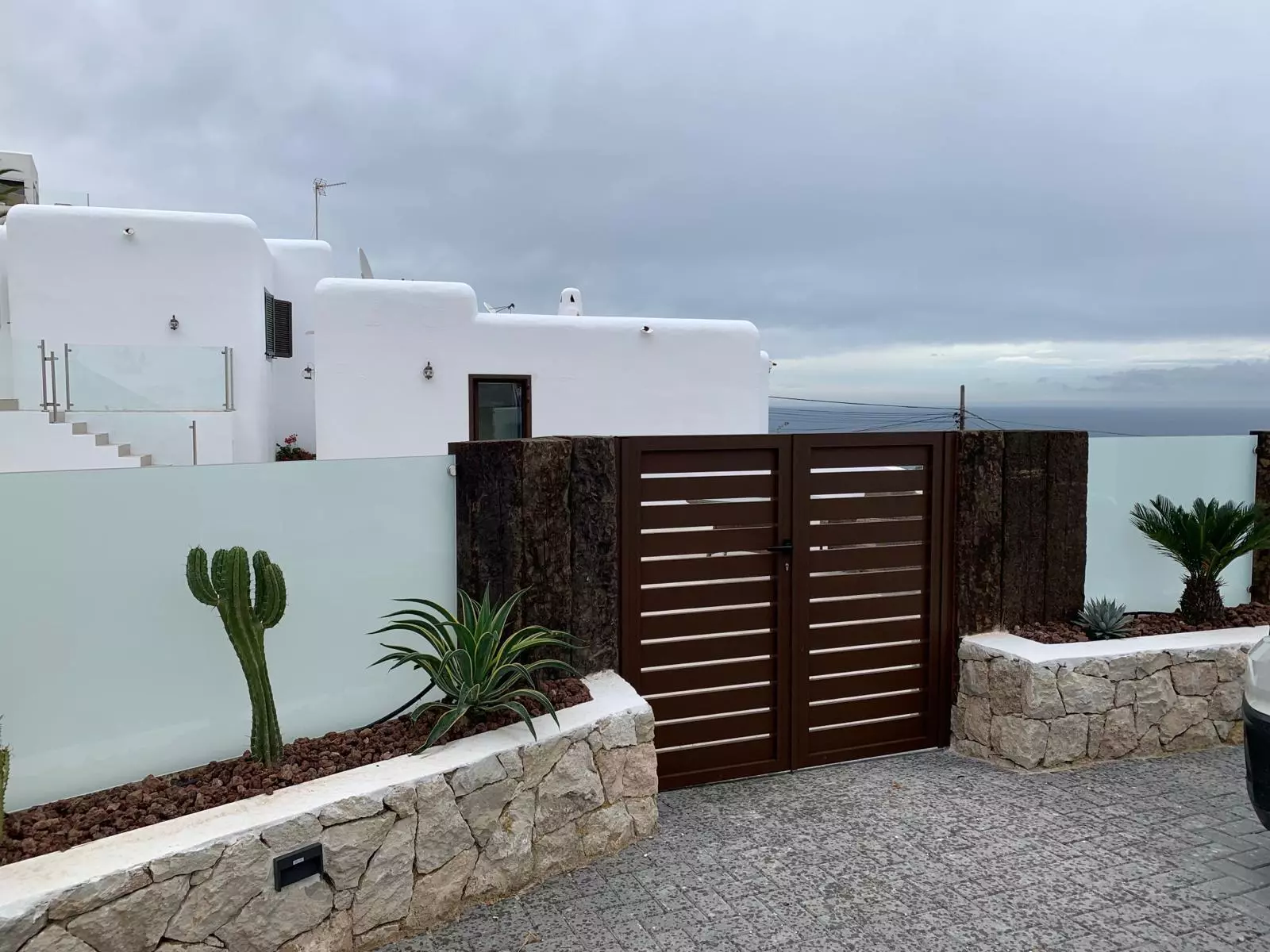 Puerta peatonal de aluminio gris antracita para entrada de vivienda