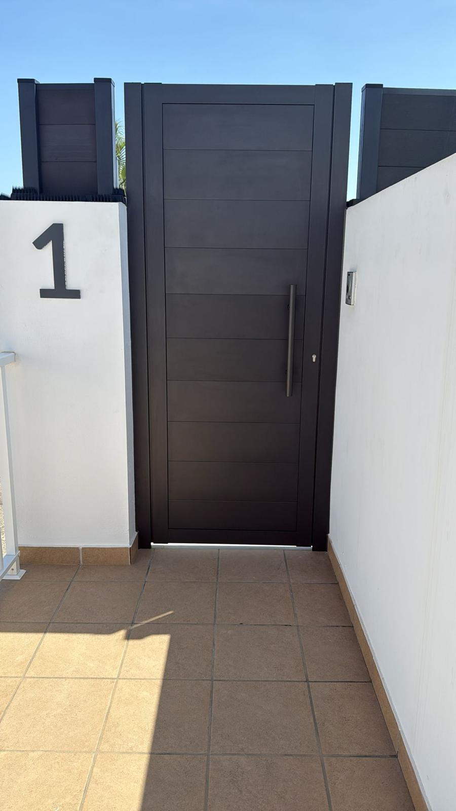 Detalle de puerta de aluminio gris antracita para vivienda