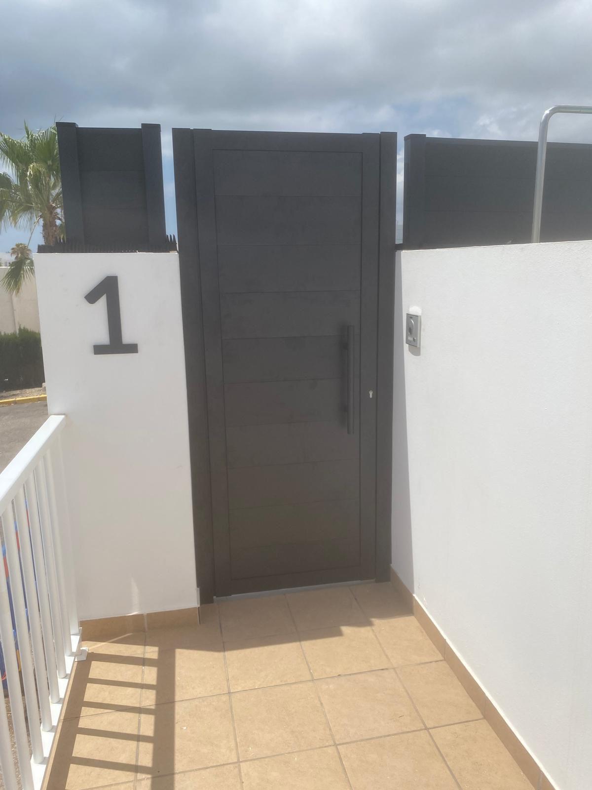 Puerta de aluminio exterior instalada en vivienda en Águilas, Pulpí, Cuevas del Almanzora y Vera