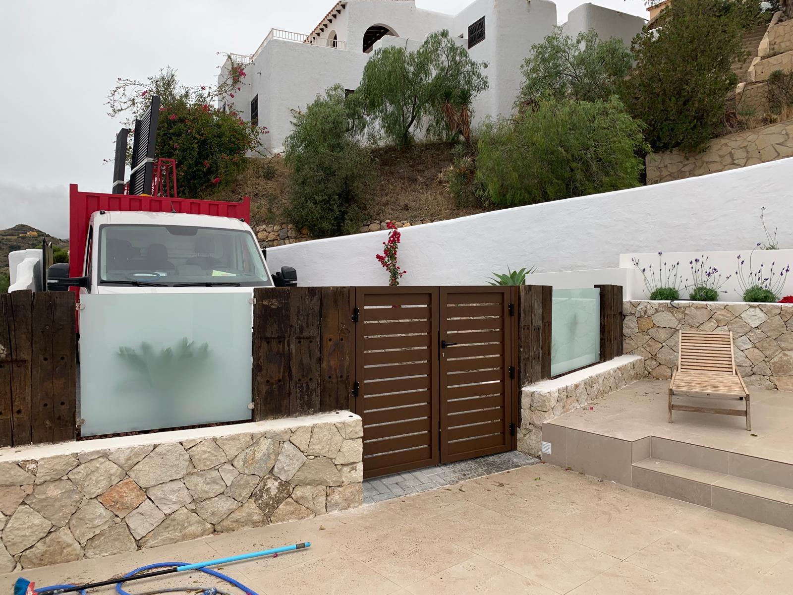 Puerta doble de aluminio marrón para entrada exterior de vivienda