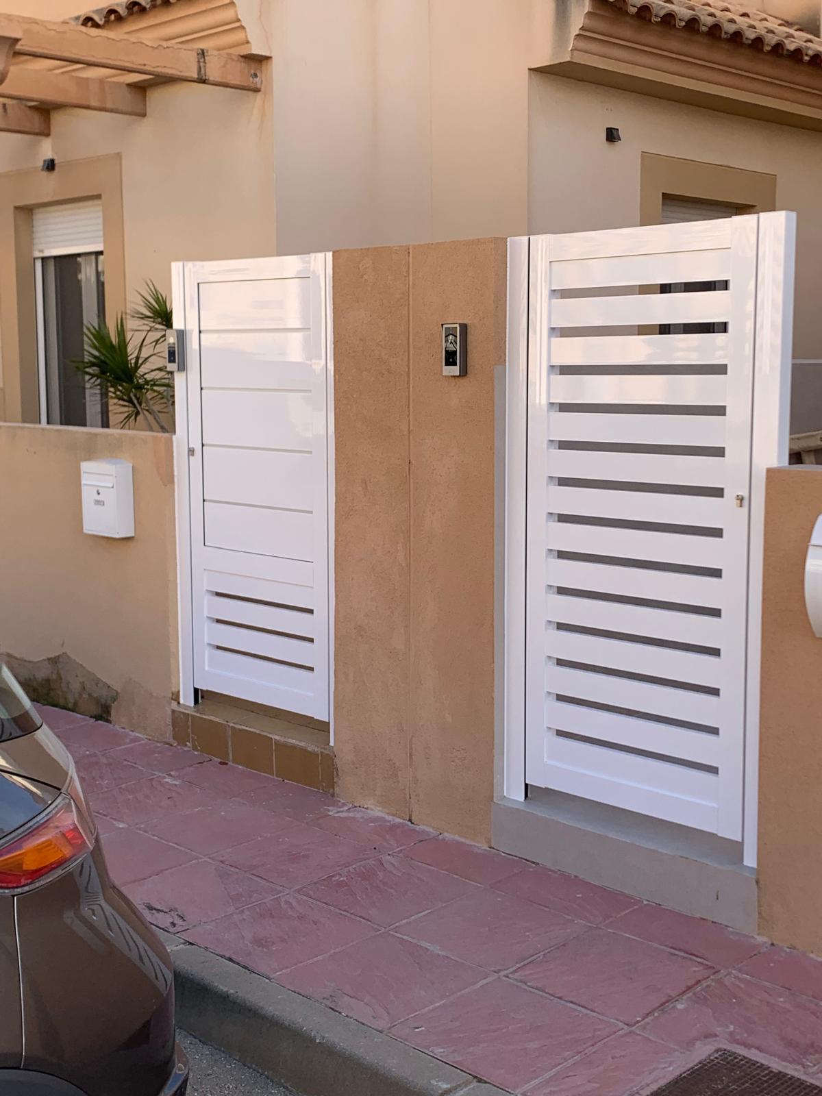 Puerta de aluminio marrón para vivienda en zona costera
