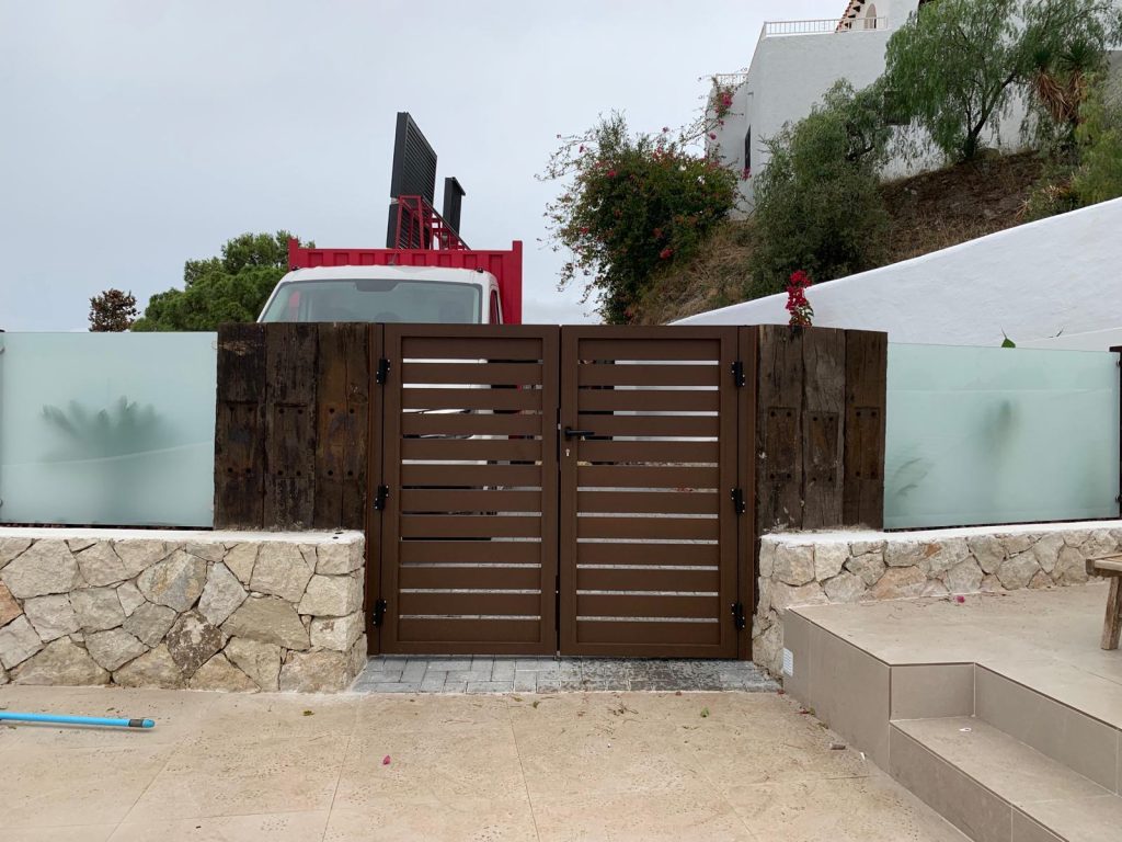Puertas de aluminio exteriores para viviendas en Águilas, Pulpí, Cuevas del Almanzora y Vera