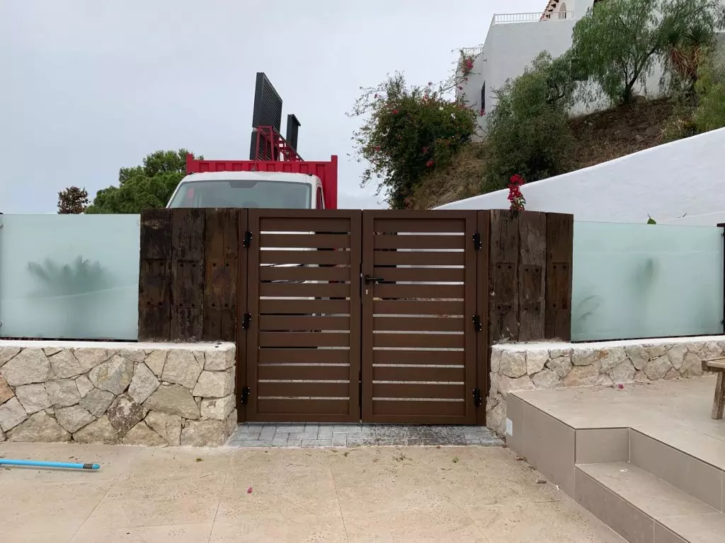 Puertas de aluminio exteriores para viviendas en Águilas, Pulpí, Cuevas del Almanzora y Vera