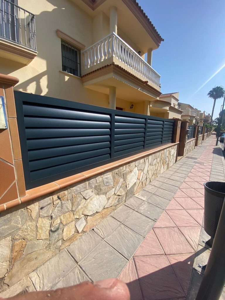 Valla de aluminio con lamas horizontales para vivienda unifamiliar