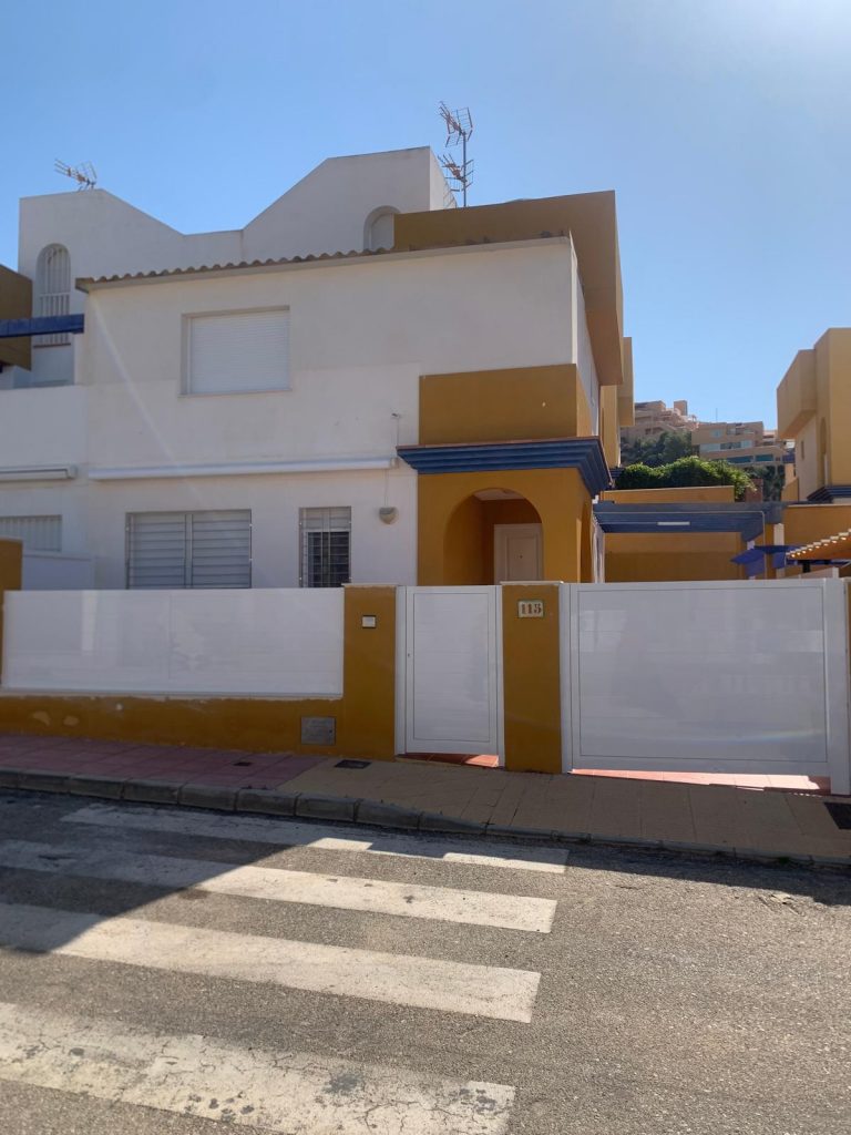Valla de aluminio a medida con puerta peatonal en vivienda de Pulpí y San Juan de los Terreros